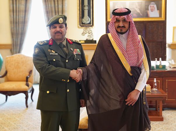 سمو نائب أمير منطقة مكة المكرمة يقلد مدير إدارة جوزات المنطقة رتبته الجديدة