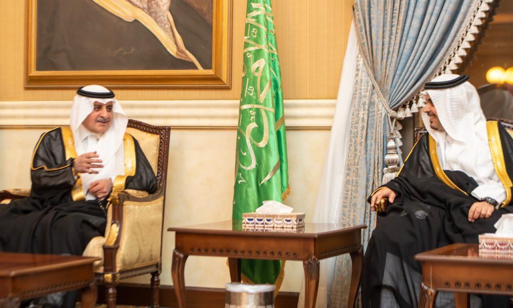 أمير تبوك يستقبل المواطنين في اللقاء الأسبوعي
