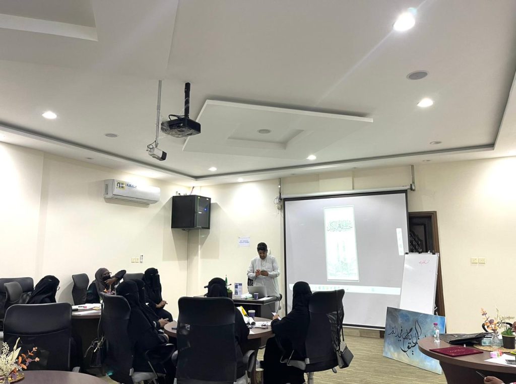 دورة ” أساسيات التصميم بتطبيقات الجوال ISO “ اقامتها الجمعية الخيرية للعمل التطوعي بتبوك