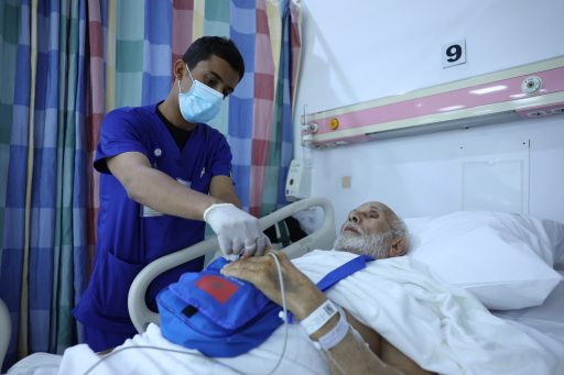 حاج مغربي كسرت قدمه في المدينة…جبرت في مكة…ويكمل حجه بسلام
