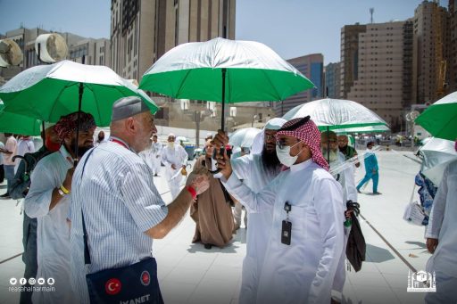 وكالة شؤون المسجد الحرام توزع “10” آلاف مظلة وألفي سجادة على زوار وقاصدي بيت الله الحرام اليوم الجمعة