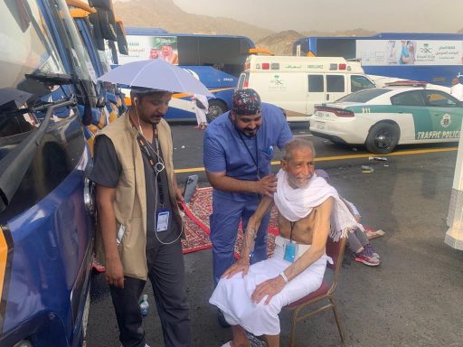 قافلة الصحة تمكّن حاج ثمانيني من الوقوف بعرفه
