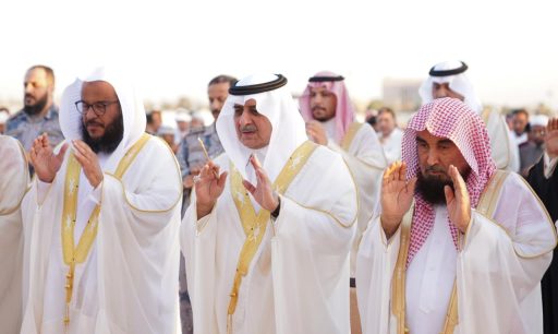 أمير منطقة تبوك يؤدي صلاة عيد الأضحى المبارك مع جموع المصلين