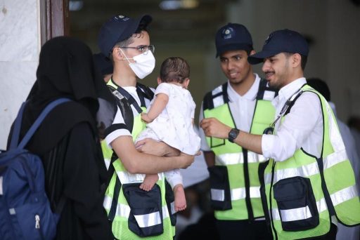 متطوعون يشاركون الدفاع المدني في خدمة ضيوف الرحمن
