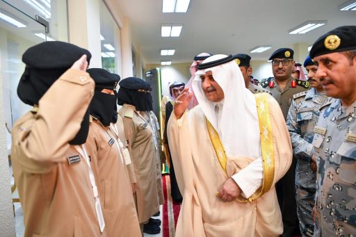 أشاد سموه بدور المرأة السعودية في خدمة الحجاج .. أمير تبوك يقف على الجهود المبذولة لخدمة ضيوف الرحمن بمنفذ حالة عمار