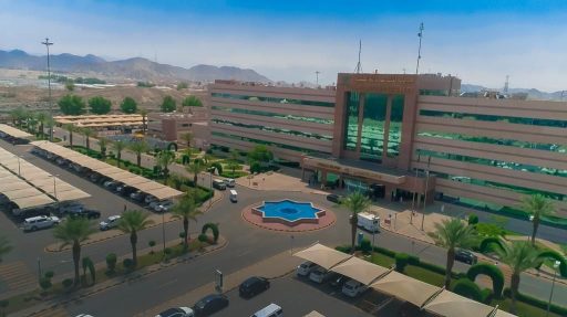 مدينة الملك عبدالله الطبية تطلق مشروع “جولات التمريض كل ساعتين” في جميع أقسام المستشفى لتعزيز سلامة المرضى وجودة الرعاية الصحية