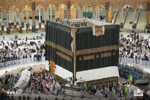 تغير ثوب الكعبة المشرفة جرياً على العادة السنوية