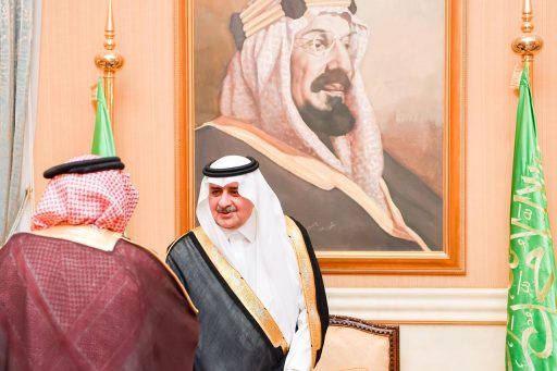 أمير تبوك يستقبل المواطنين في اللقاء الأسبوعي