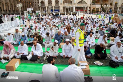 “شؤون الحرمين” تقوم بتوزيع (36) آلاف وجبة إفطار صائم على قاصدي المسجد الحرام خلال صيام يوم عاشوراء