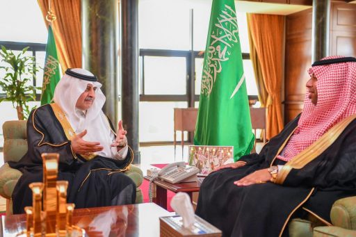 أمير تبوك يتسلم التقرير السنوي للبريد السعودي “سبل”
