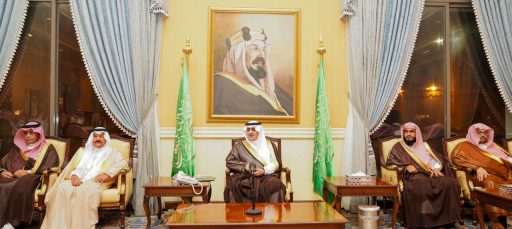 أشاد بدور المرأة السعودية في خدمة ضيوف الرحمن .. أمير تبوك يكرم المشاركين والمشاركات في أعمال الحج بمنفذ حالة عمار