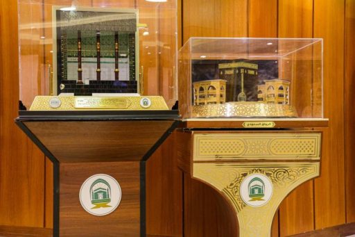 “السديس” يقدم هديتين تذكاريتين، لمستشار خادم الحرمين الشريفين سمو أمير منطقة مكة المكرمة ولسمو نائبه