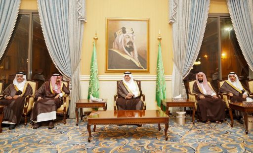 أمير تبوك يستقبل المواطنين في اللقاء الأسبوعي