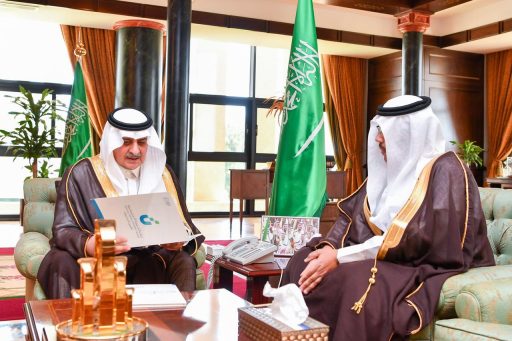 أمير تبوك يتسلّم التقرير السنوي لبنك التنمية الاجتماعية بالمنطقة