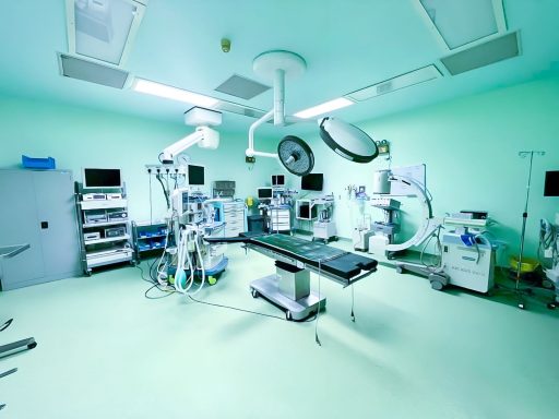 تدخل عاجل لفتح انسداد شريان تاجي لمريض بالقصيم