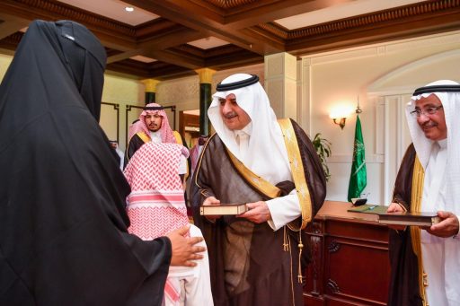 سمو أمير منطقة تبوك يسلم 202 أسرة مفاتيح وحداتهم السكنية الجديدة.. ويشيد بجهود وزارة الإسكان