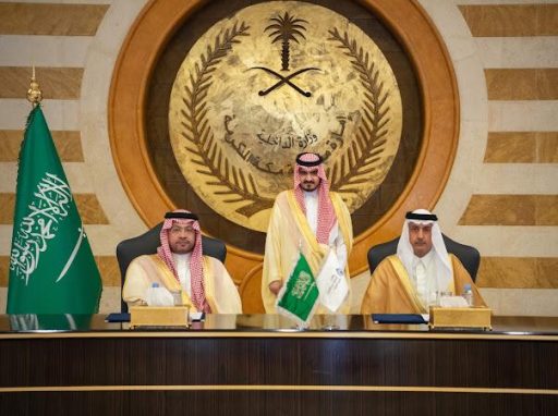 نائب أمير منطقة مكة المكرمة يشهد توقيع شراكة بين وقف الملك عبدالعزيز للعين العزيزية ومحافظة الجموم
