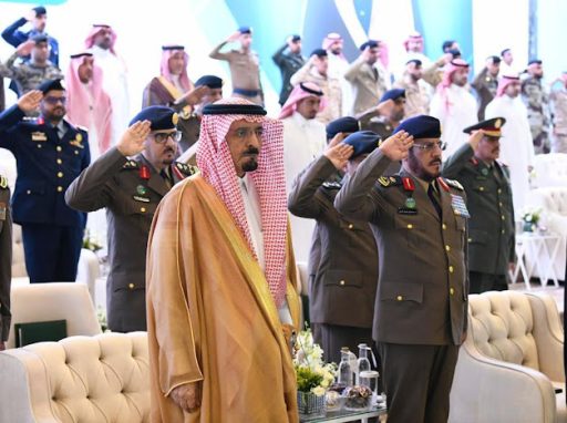 تحت رعاية الأمير عبدالعزيز بن سعود .. مساعد وزير الداخلية لشؤون العمليات يشهد حفل تخريج الدورة التأهيلية على أعمال الدفاع المدني لعام 1445 هـ