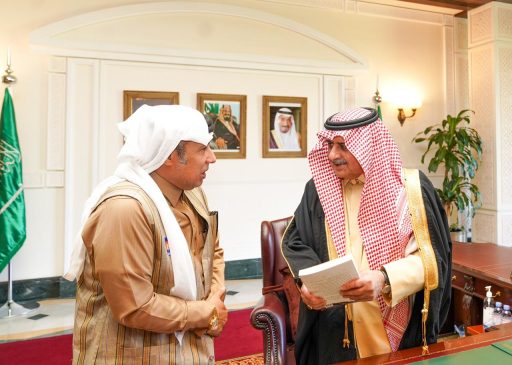 أمير تبوك يتسلم نسخة من كتاب ” مقابلة مع سفينة نوح” للكاتب أحمد العرفج