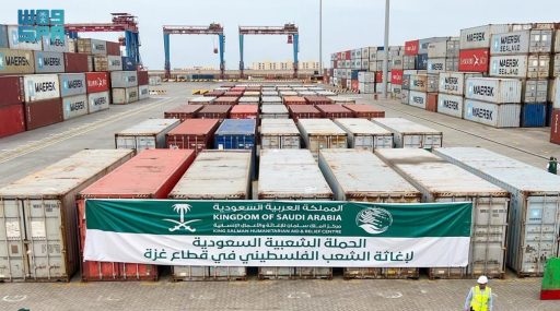 فريق مركز الملك سلمان للإغاثة يستقبل في ميناء بورسعيد المصري الباخرة الثالثة من شحنات الجسر البحري السعودي لإغاثة المتضررين في غزة