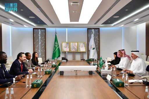 الدكتور الربيعة يلتقي المدير العام للجنة الدولية للصليب الأحمر