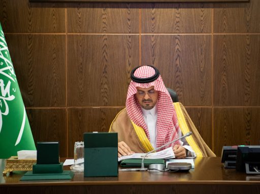 نائب أمير منطقة مكة المكرمة ينقل تعازي القيادة لذوي الشهيد الروقي