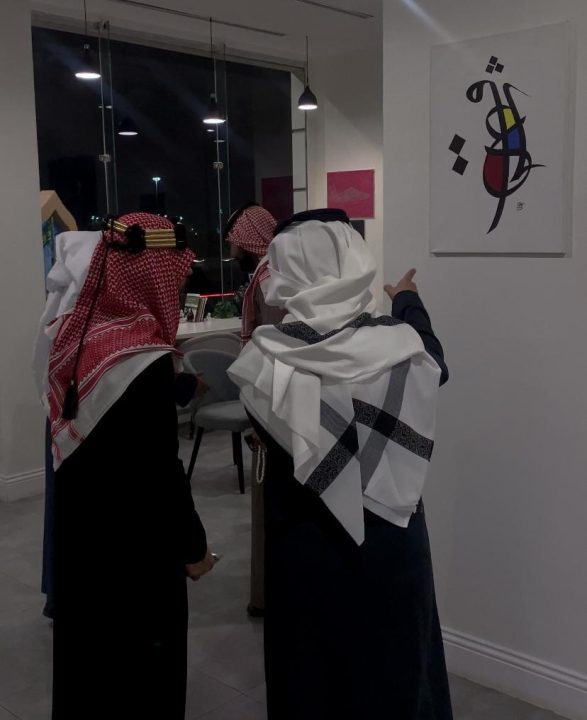 بمناسبة يوم التأسيس أقام فريق رقش التطوعي معرضاً فني  تحت مسمي (علي العهد )