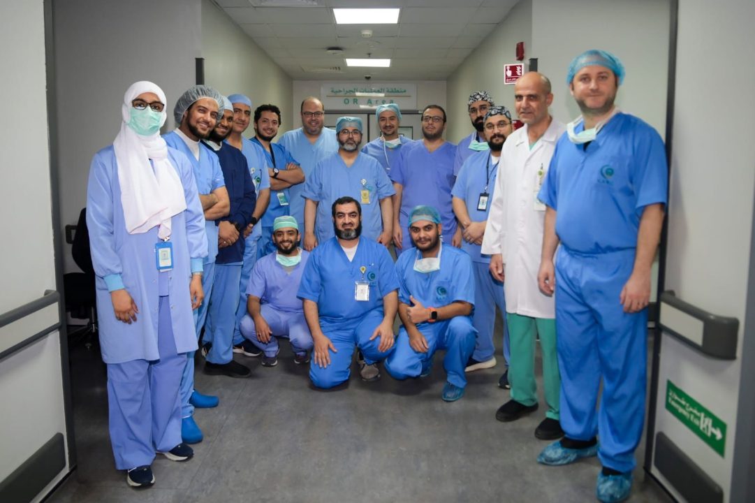 زراعة جهاز تحفيز عصبي ينهي معاناة خمسيني من شلل الرعاش بمدينة الملك عبدالله الطبية