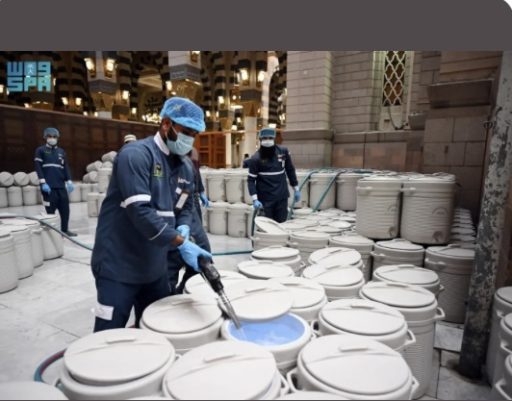 أكثر من عشرة آلاف حافظة توزع يومياً بالمسجد النبوي