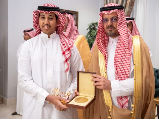 نائب أمير مكة يكرم عدداً من طلاب وطالبات المنطقة المتميزين