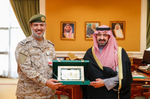 نائب أمير تبوك يستقبل مدير مستشفى الملك سلمان للقوات المسلحة بالشمالية الغربية