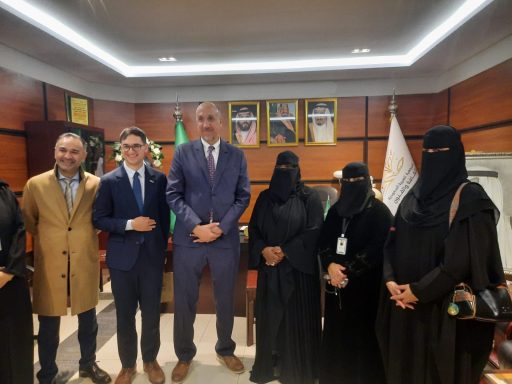 فريق رقش التطوعي يختتم معرض رقش الفني الأول بزيارة مستشار السفير الأمريكي والملحق الثقافي الأمريكي بالمملكة