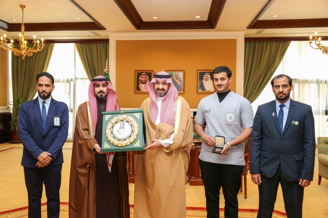 نائب أمير تبوك يستقبل الفائز بالميدالية الذهبية بمعرض MTE للابتكارات والاختراعات التقنية