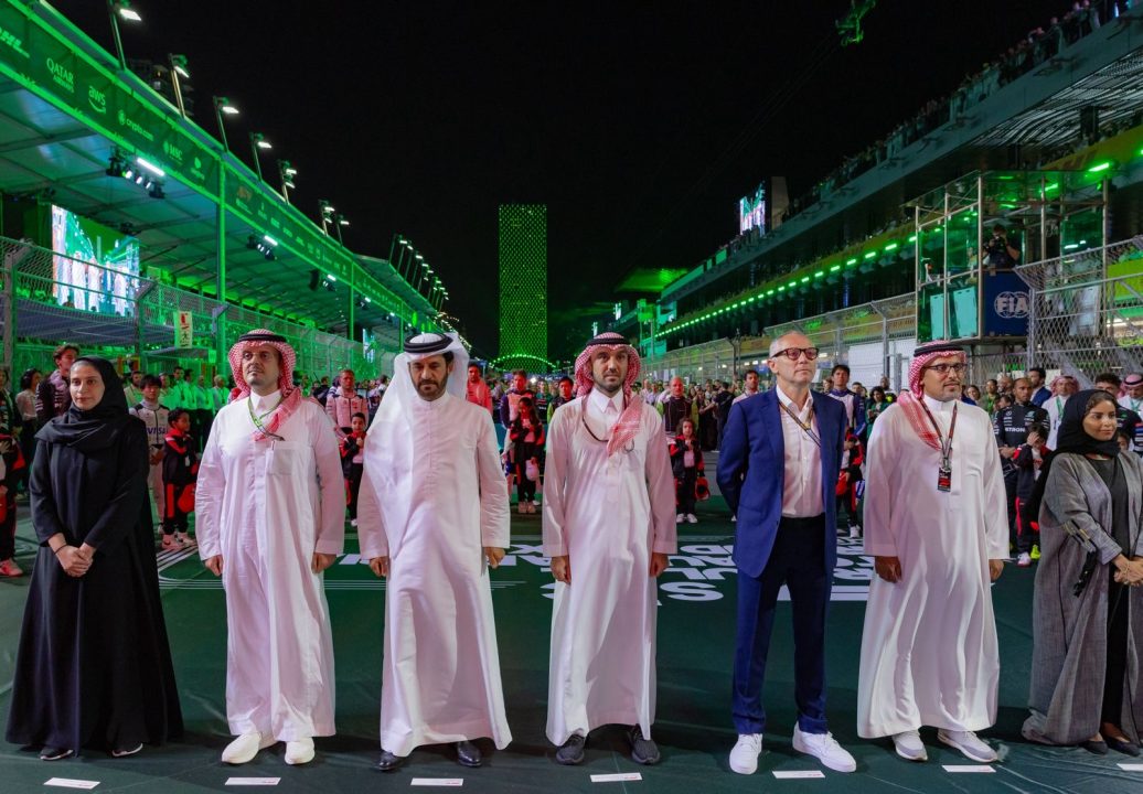 بحضور نائب أمير منطقة مكة المكرمة،،، وزير الرياضة يتوج صاحب المركز الأول  في سباق السعودية الكبرى