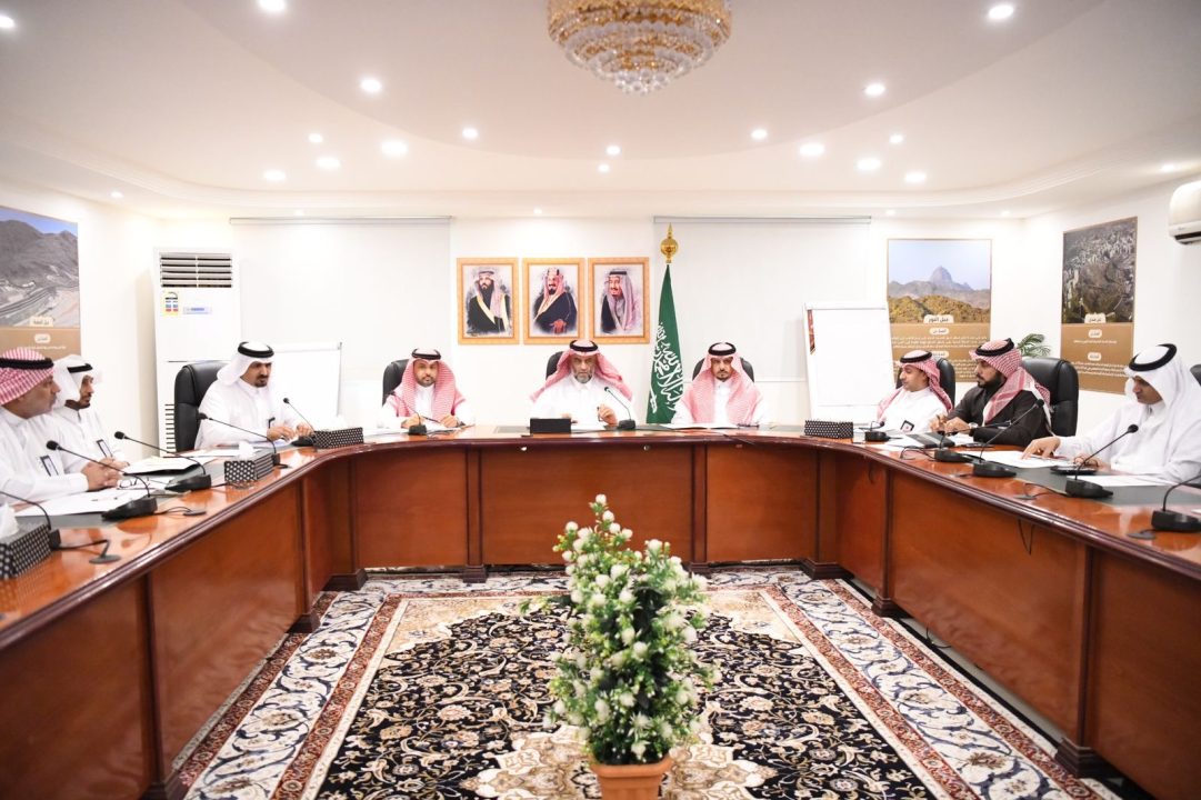 مدير تعليم مكة يرأس اجتماع للجنة الاستعداد للعام الدراسي القادم 1446هـ
