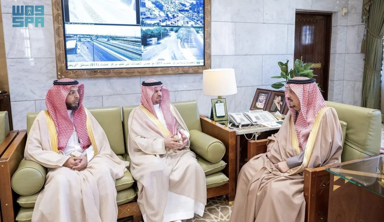 أمير منطقة الرياض يستقبل مدير عام التعليم بالمنطقة