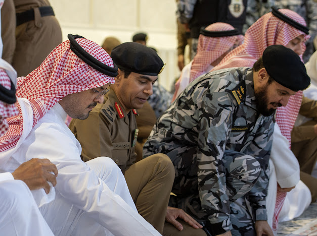 نائب أمير مكة يشارك رجال الأمن والجهات المشاركة في خدمة ضيوف الرحمن طعام الإفطار ‏في المسجد الحرام،،، ويزور مركز عمليات أمن المسجد الحرام