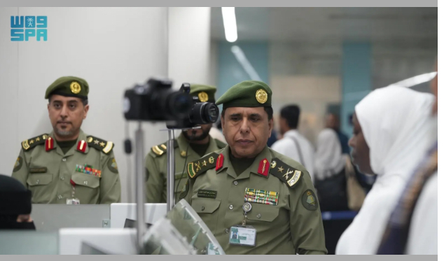 الفريق اليحيى يتفقد جوازات منطقة المدينة المنورة