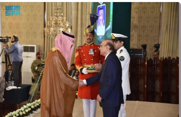الرئيس الباكستاني يمنح وسام “هلال قائد أعظم” للرئيس التنفيذي للصندوق السعودي للتنمية