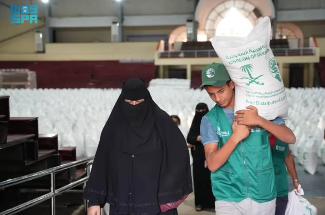 مركز الملك سلمان للإغاثة يوزع 1.822 كيسًا من الأرز في عدة مديريات بمحافظة تعز