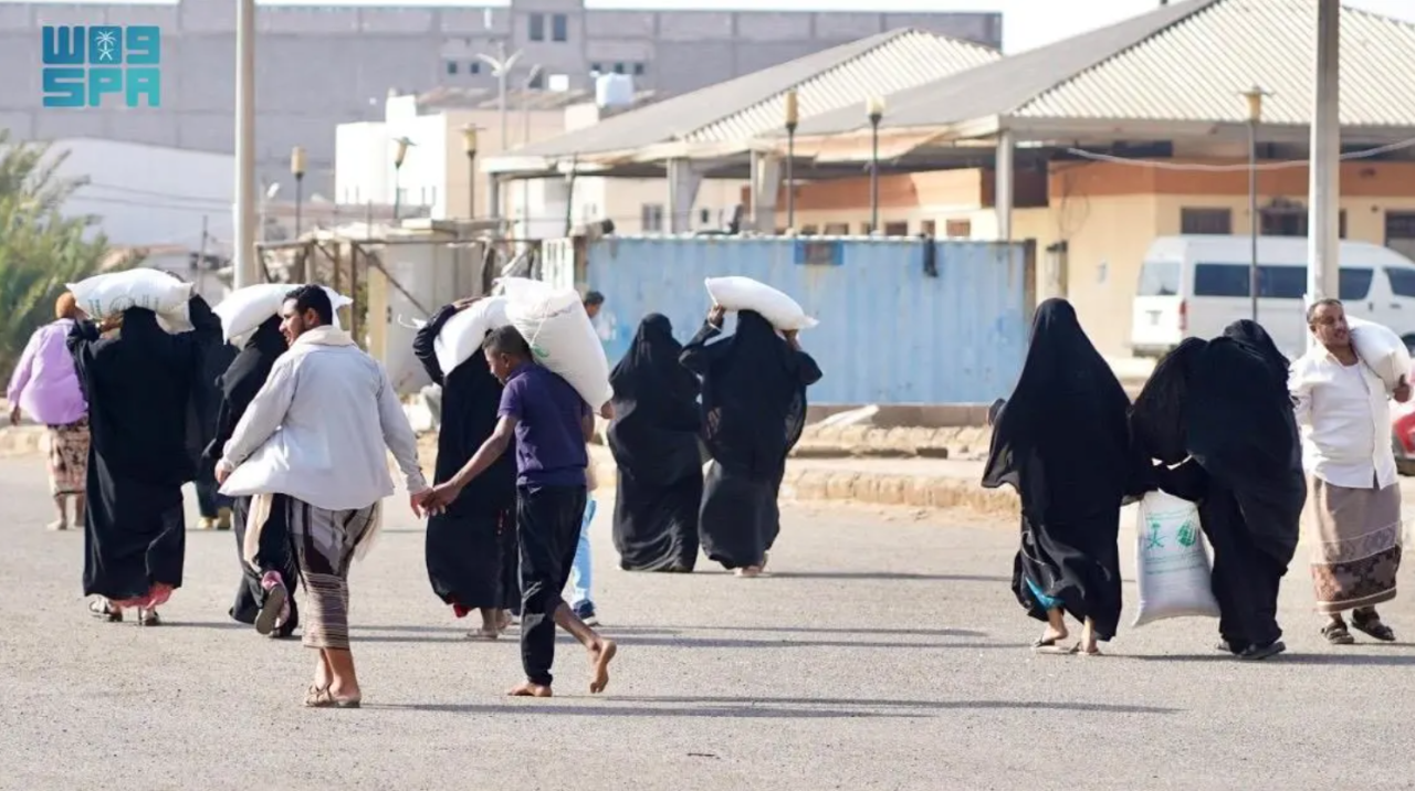 مركز الملك سلمان للإغاثة يوزع 2.666 كيسًا من الأرز في محافظة عدن