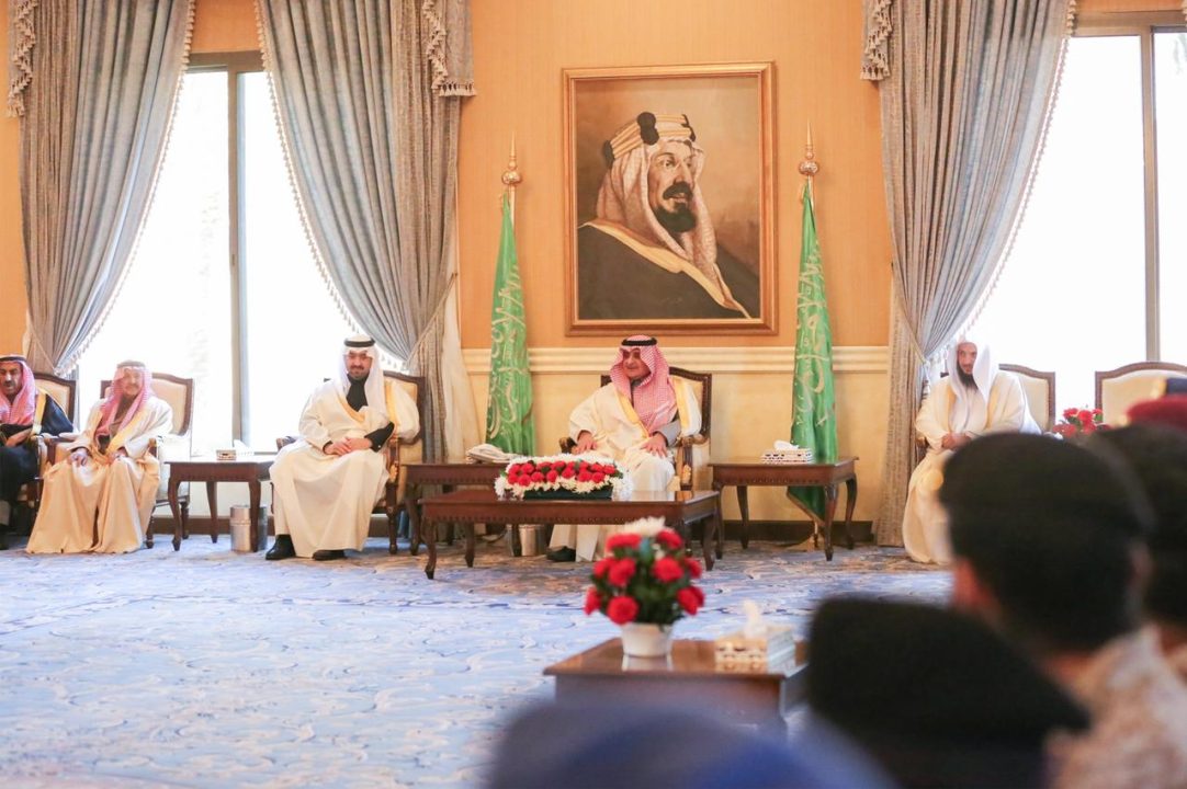 أمير منطقة تبوك يستقبل المهنئين بعيد الفطر المبارك