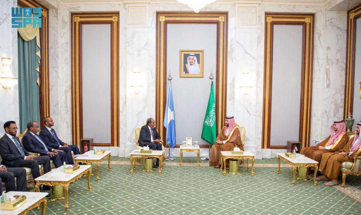 سمو ولي العهد يستقبل رئيس جمهورية الصومال الفيدرالية