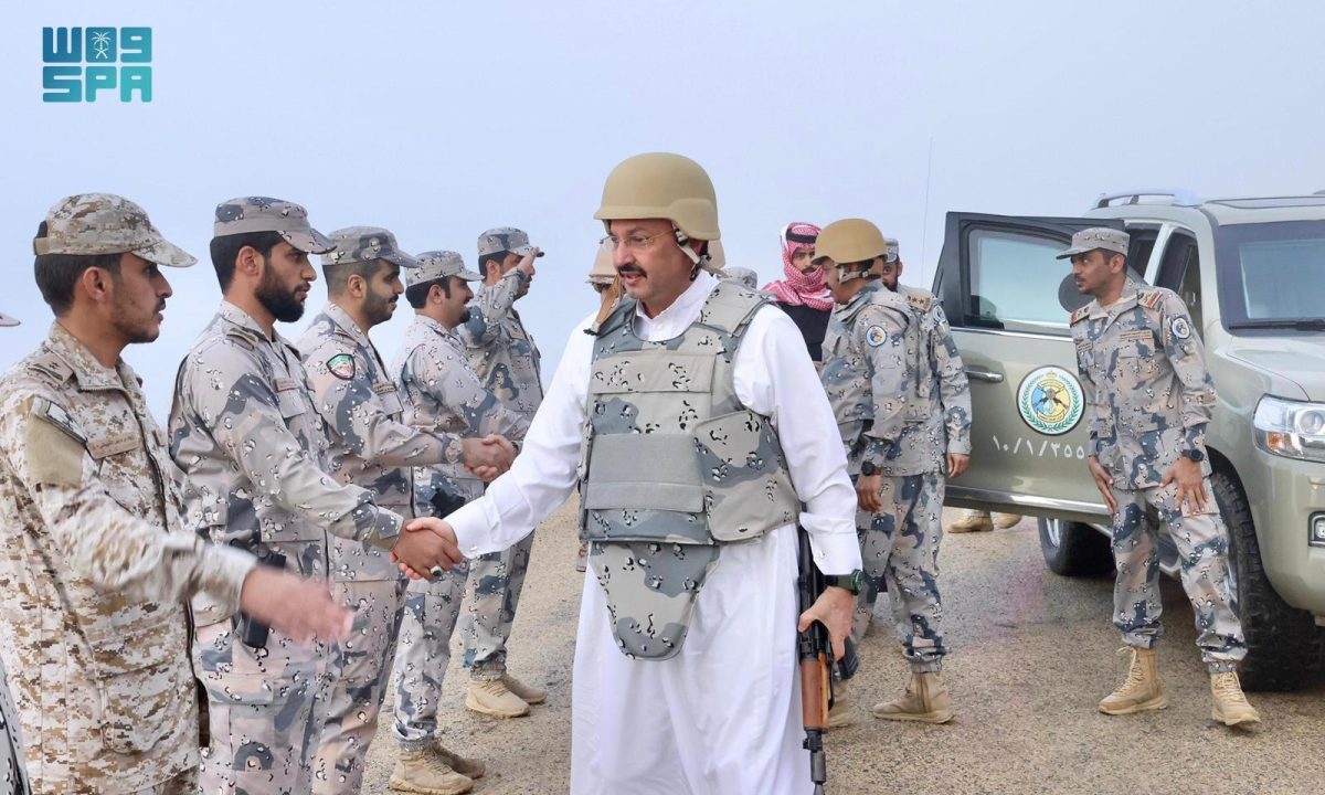 أمير منطقة عسير يشارك المرابطين على الحد الجنوبي إفطارهم الرمضاني