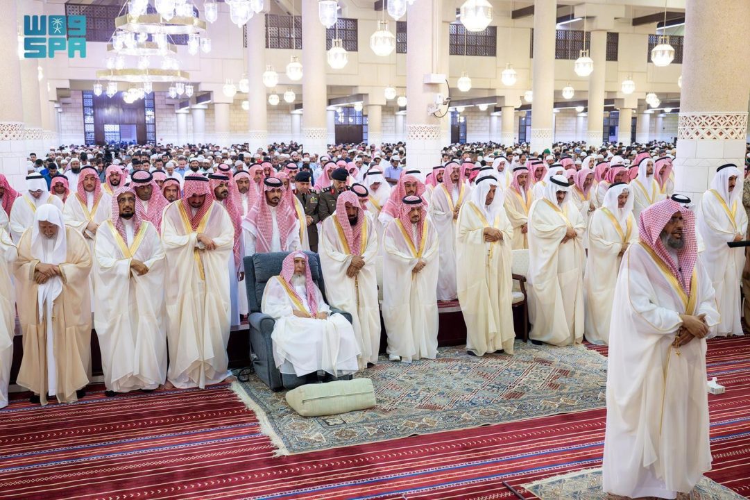 أمير منطقة الرياض يؤدي صلاة عيد الفطر المبارك