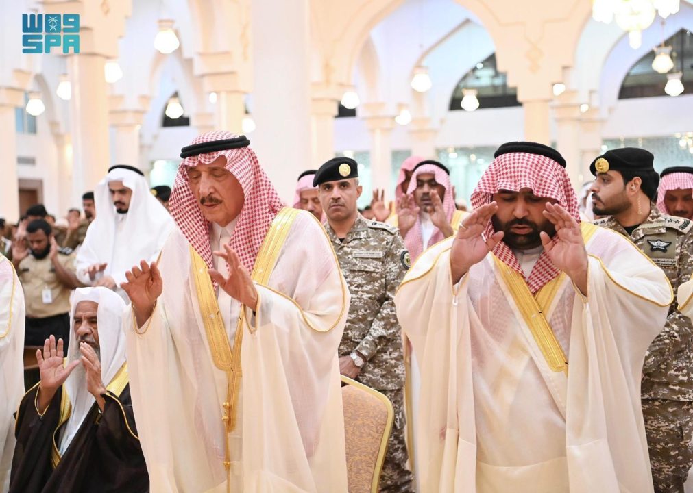 أمير منطقة جازان ونائبه يؤديان صلاة عيد الفطر المبارك