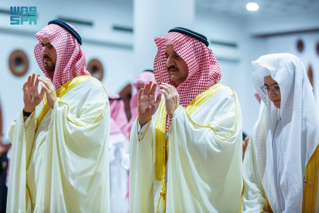 أمير المنطقة الشرقية يؤدي صلاة عيد الفطر المبارك