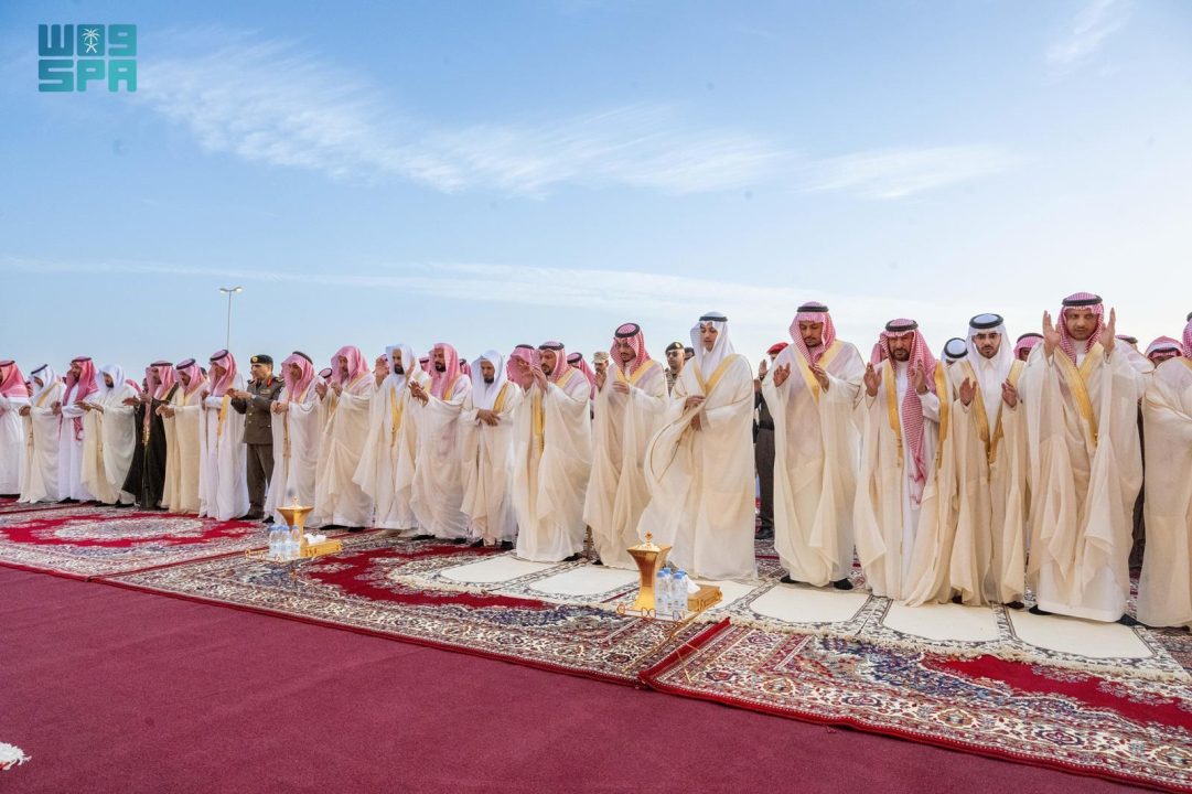 أمير منطقة القصيم يؤدي صلاة عيد الفطر المبارك