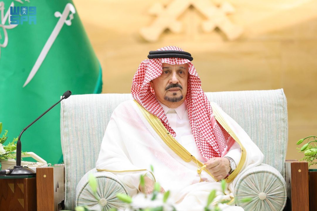أمير منطقة الرياض يستقبل المهنئين بعيد الفطر المبارك