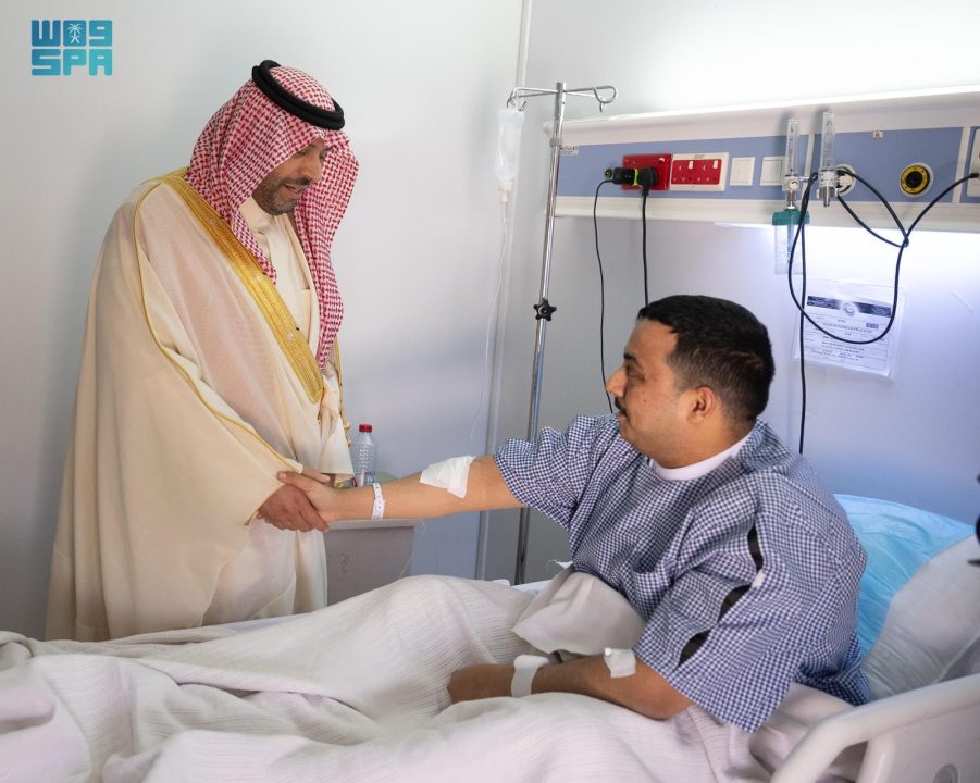 أمير الحدود الشمالية يعايد المرضى المنومين في مستشفى الأمير عبدالعزيز بن مساعد بعرعر